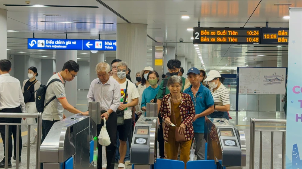 Thanh toán không dùng tiền mặt khi đi metro số 1