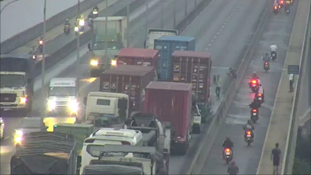 Một chiếc xe container bị chết máy trên cầu Phú Mỹ.