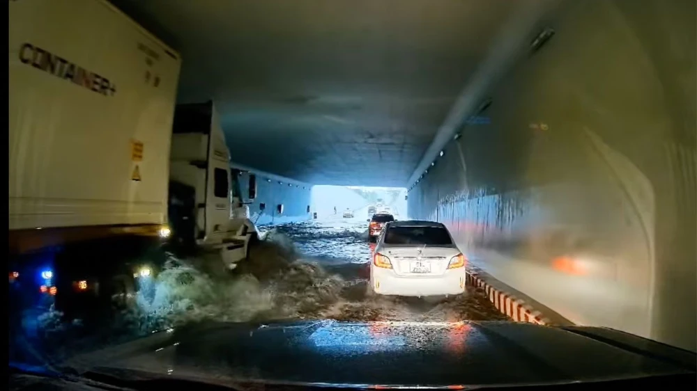 Hầm chui Nguyễn Văn Linh - Nguyễn Hữu Thọ bị ngập do rác chặn các cửa thu nước.