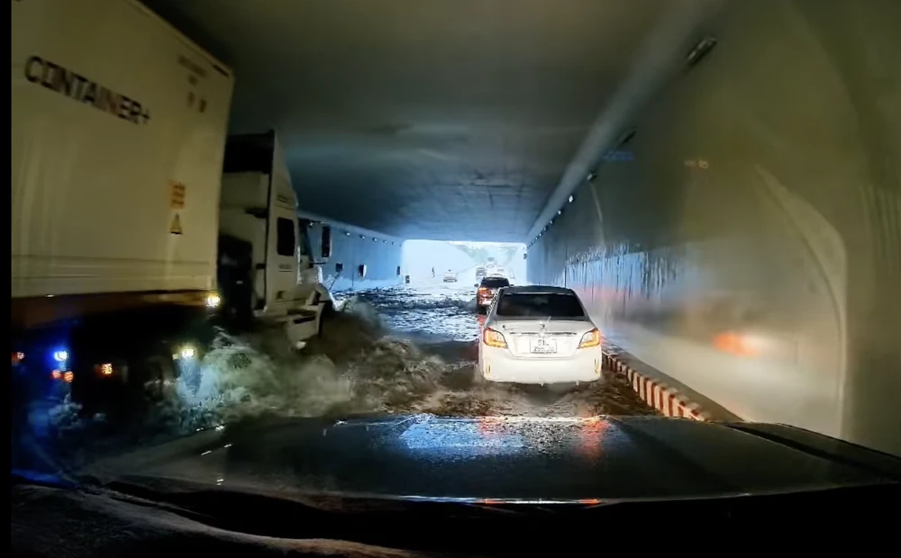Hầm chui Nguyễn Văn Linh, quận 7 ngập sâu