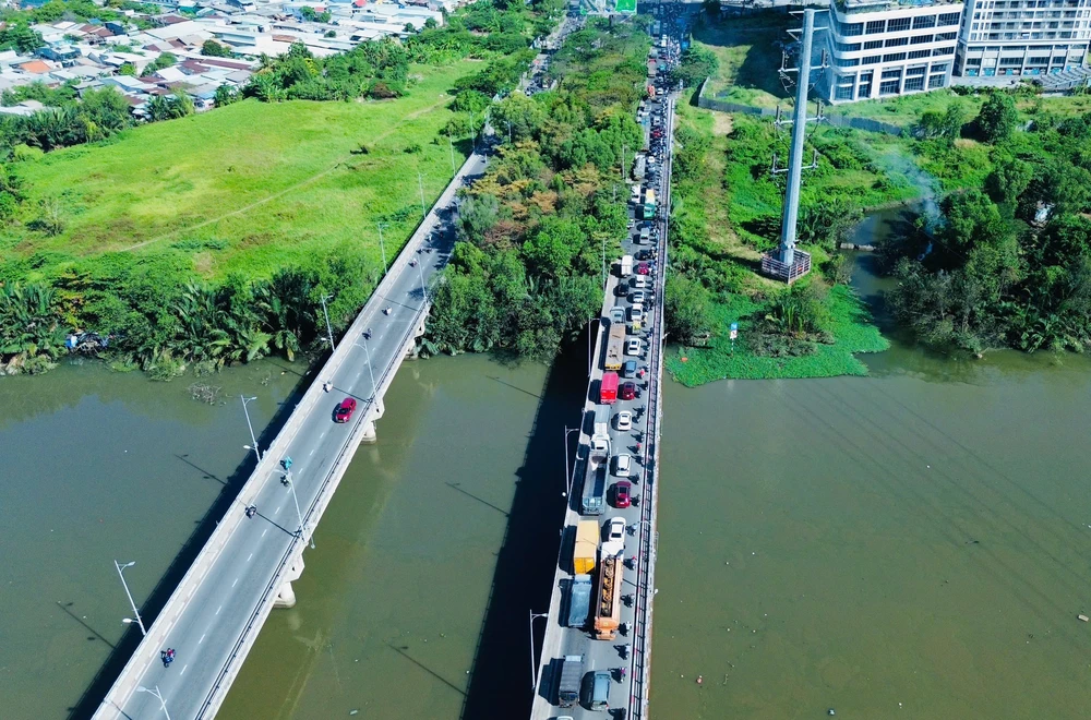 Hàng dài phương tiện xếp hàng trên đường Nguyễn Hữu Thọ, người dân mong ngóng sớm triển khai dự án BOT - trục đường Bắc - Nam TP.HCM.