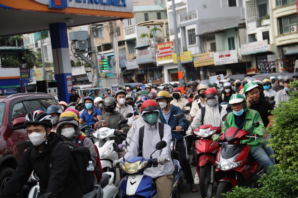 kẹt xe trên đường Lý Thường Kiệt - Lạc Long Quân