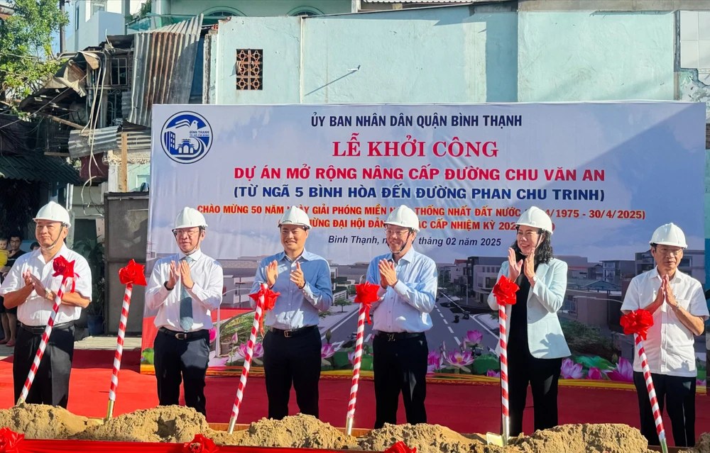 Các đại biểu dự lễ khởi công dự án Nâng cấp, mở rộng đường Chu Văn An, quận Bình Thạnh sáng 27-2.