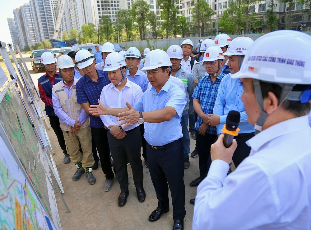 Chủ tịch UBND TP.HCM Nguyễn Văn Được đi thị sát công trường dự án xây đường Vành đai 3.