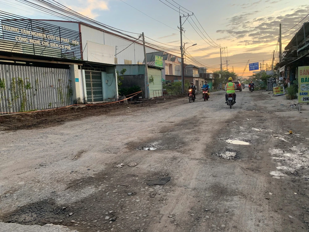 Đường Lò Lu xuống cấp, với nhiều ổ voi, ổ gà. Ảnh: ĐÀO TRANG