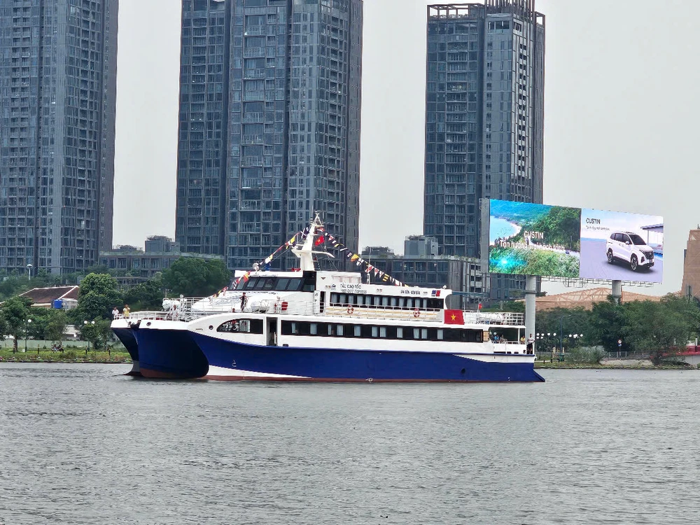 Có nhiều tuyến xe buýt kết nối với tàu cao tốc TP.HCM - Côn Đảo