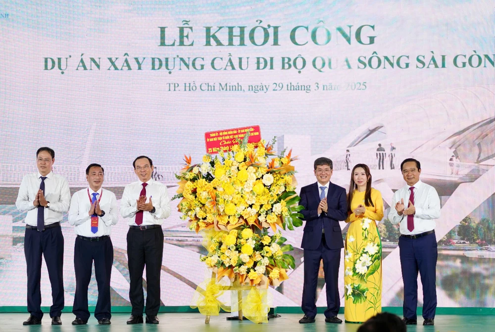 Lãnh đạo TP.HCM gửi lời cảm ơn tới nhà tài trợ Nutifood. Ảnh: THUẬN VĂN