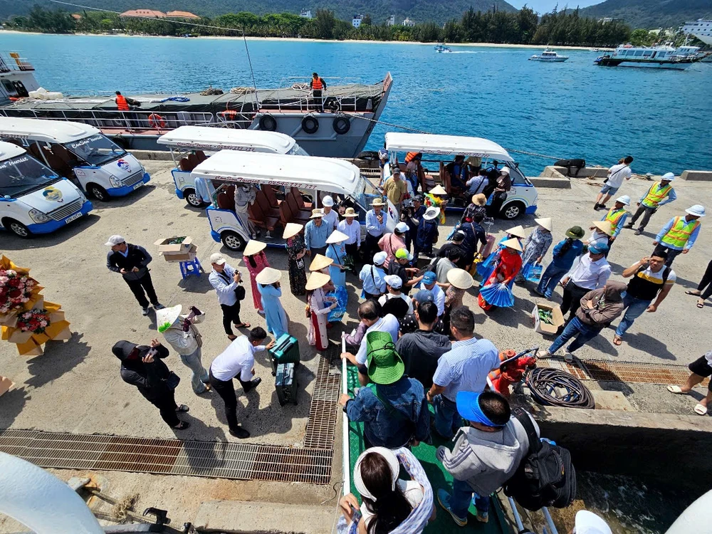 Ngày đầu vận hành tàu cao tốc TP.HCM - Côn Đảo, người dân không bị say sóng