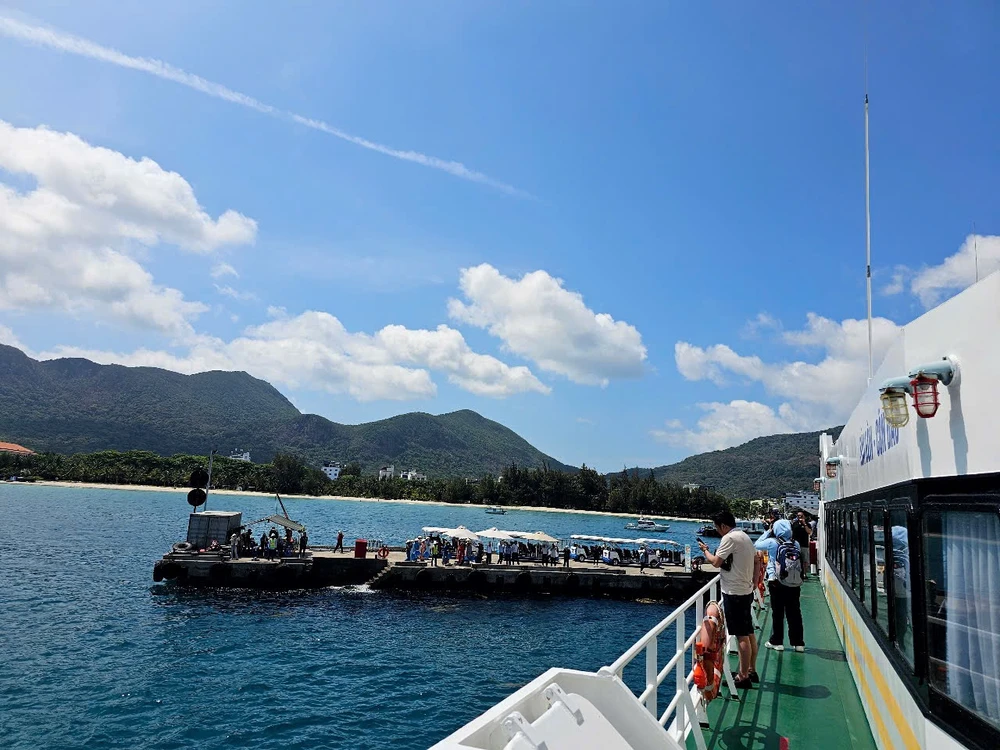 Ngày đầu vận hành tàu cao tốc TP.HCM - Côn Đảo, người dân không bị say sóng