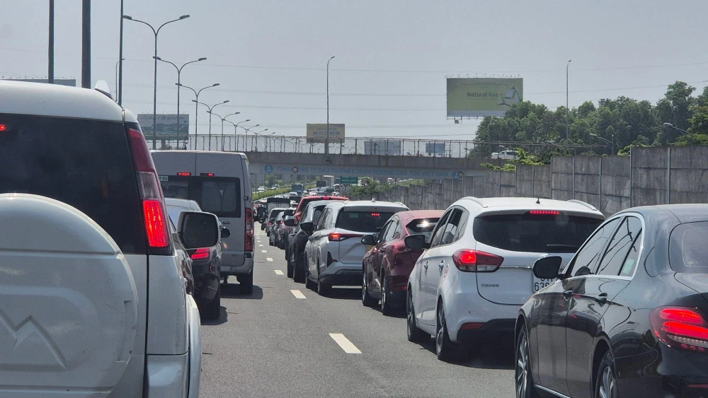 Các phương tiện đang ùn ùn về cao tốc TP.HCM - Long Thành - Dầu Giây sau kỳ nghỉ lễ.