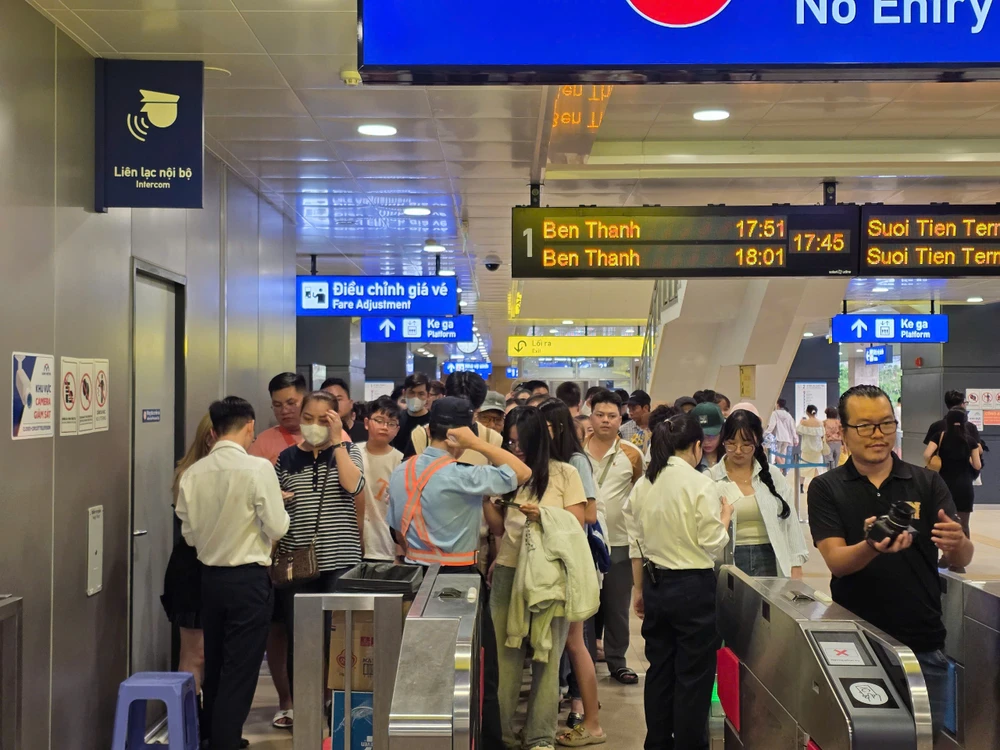 Giờ cao điểm metro số 1 đông khách, nối thêm toa tàu được không?