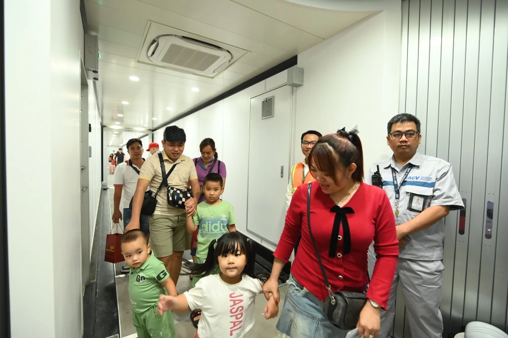 Nhà ga T3, sân bay Tân Sơn Nhất đón chuyến bay đầu tiên