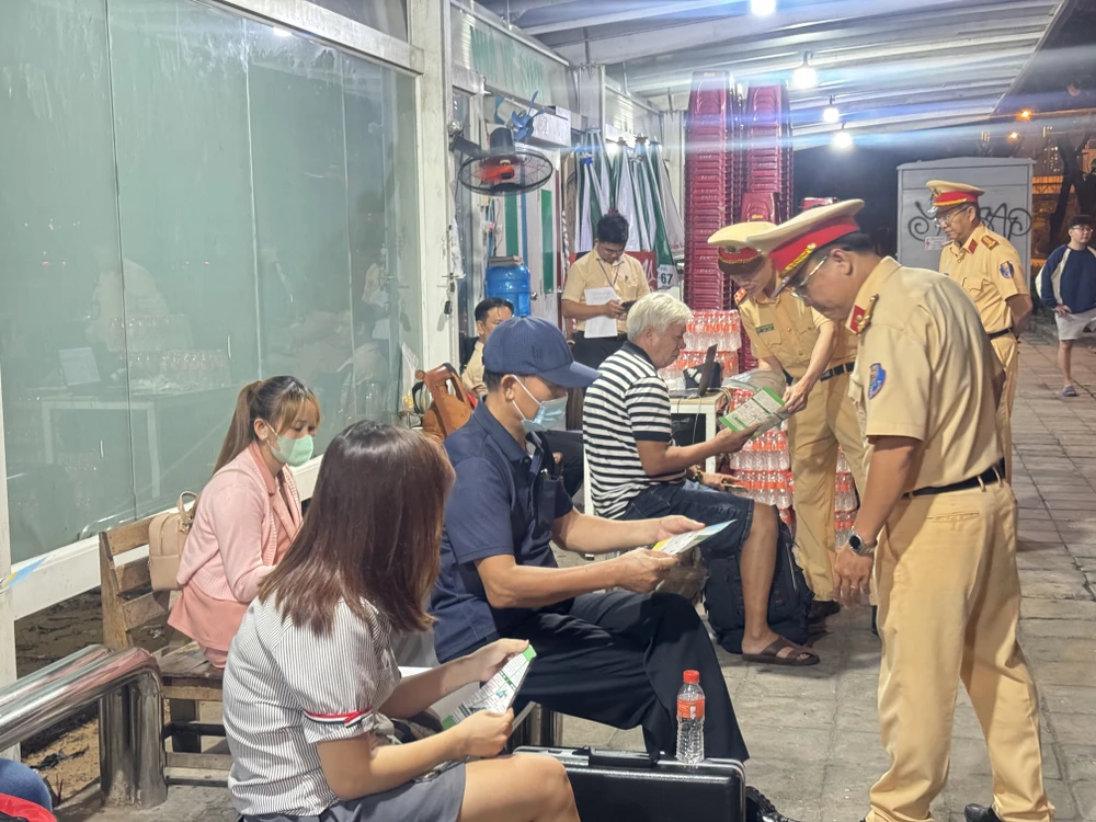 Đón trả khách sai quy định trên đường Mai Chí Thọ