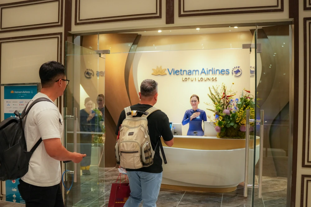 LOUNGE LOTUS T3-7.jpeg