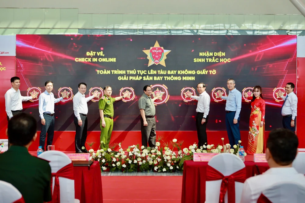 Lễ công bố triển khai giải pháp ứng dụng định danh điện tử và nhận diện sinh trắc học phục vụ thủ tục lên tàu bay.