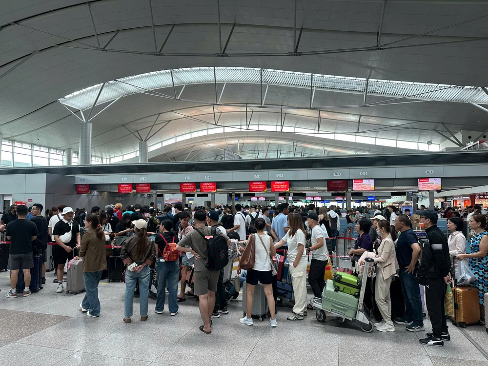 Sân bay Tân Sơn Nhất đón đến 122.000 lượt khách