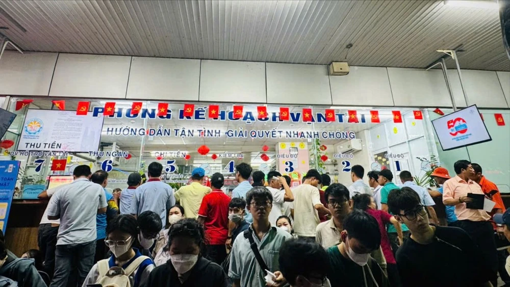 Bến xe đông đúc người dân rời TP.HCM nghỉ Lễ 30-4