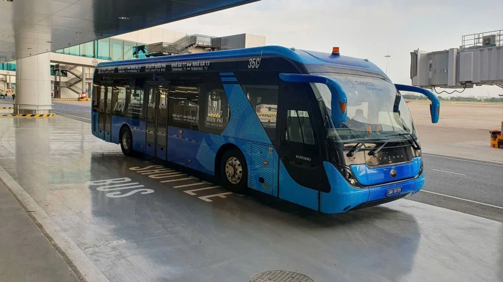 Hành khách đi xe buýt nối chuyến từ Nhà ga T3 sang Nhà ga T1