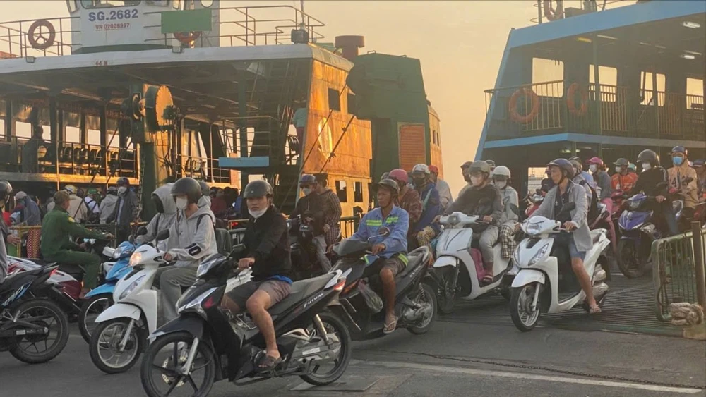 Người dân quay trở lại TP.HCM sau kỳ nghỉ lễ