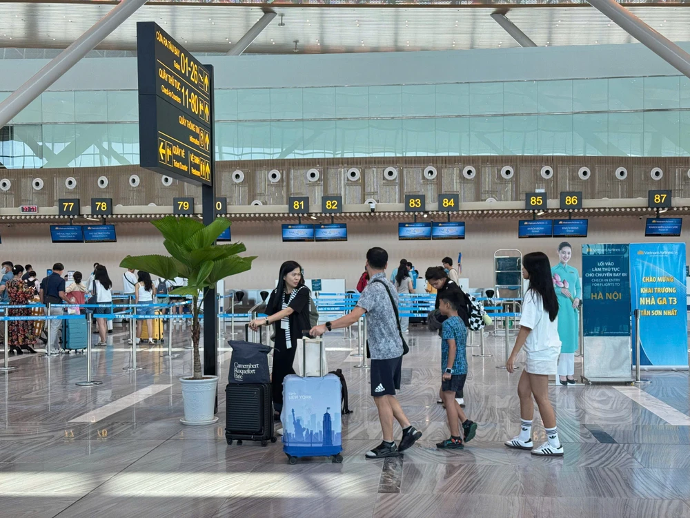 Hành khách đến sân bay Tân Sơn Nhất tăng cao