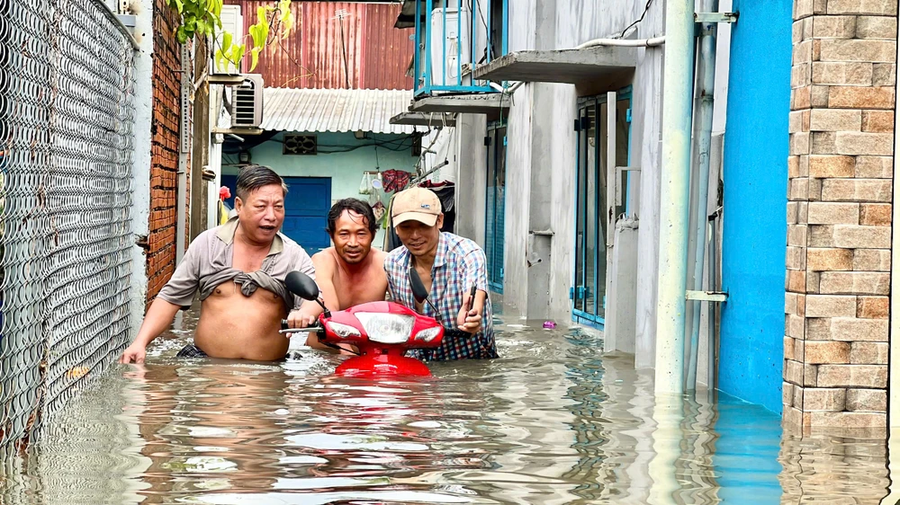 Cơn mưa kéo dài sáng 10-5 vừa qua, đã khiến nhiều tuyến đường huyết mạch tại TP Thủ Đức, TP.HCM rơi vào cảnh ngập sâu, giao thông đình trệ