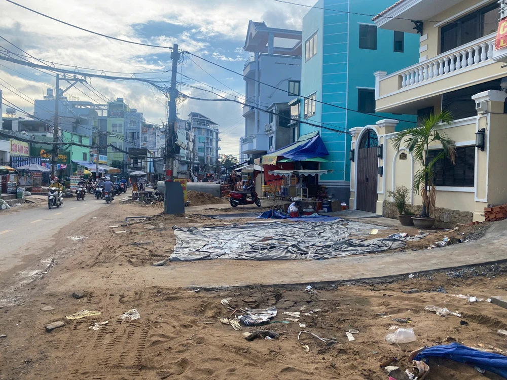 Hiện các đơn vị đang thi công hệ thống thoát nước dọc đường Chu Văn An, quận Bình Thạnh