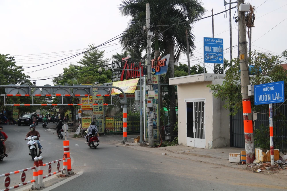 TP giao nhiệm vụ Sở Xây dựng nghiên cứu lập hồ sơ đề xuất dự án xây dựng cầu Vàm Thuật và nâng cấp, mở rộng đường Vườn Lài, quận 12. Ảnh: NHƯ NGỌC