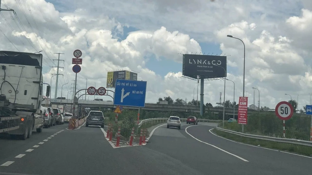 Hôm nay cấm xe máy lên đường dẫn cao tốc TP.HCM - Long Thành - Dầu Giây