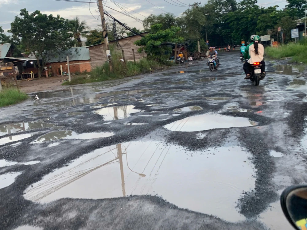 Đường Lò Lu, TP Thủ Đức chằng chịt ổ voi, ổ gà