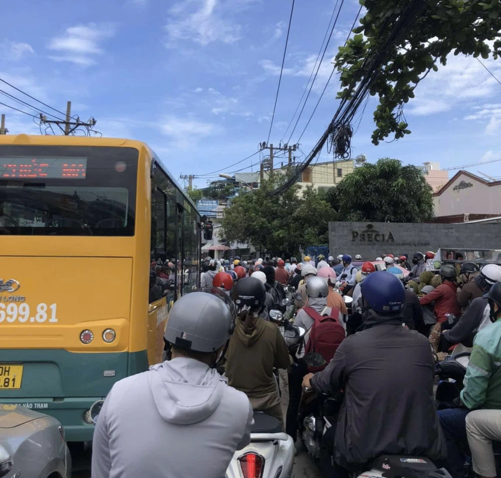 Nút giao An Phú, TP Thủ Đức ùn ứ sau khi cấm xe máy lưu thông lên cao tốc
