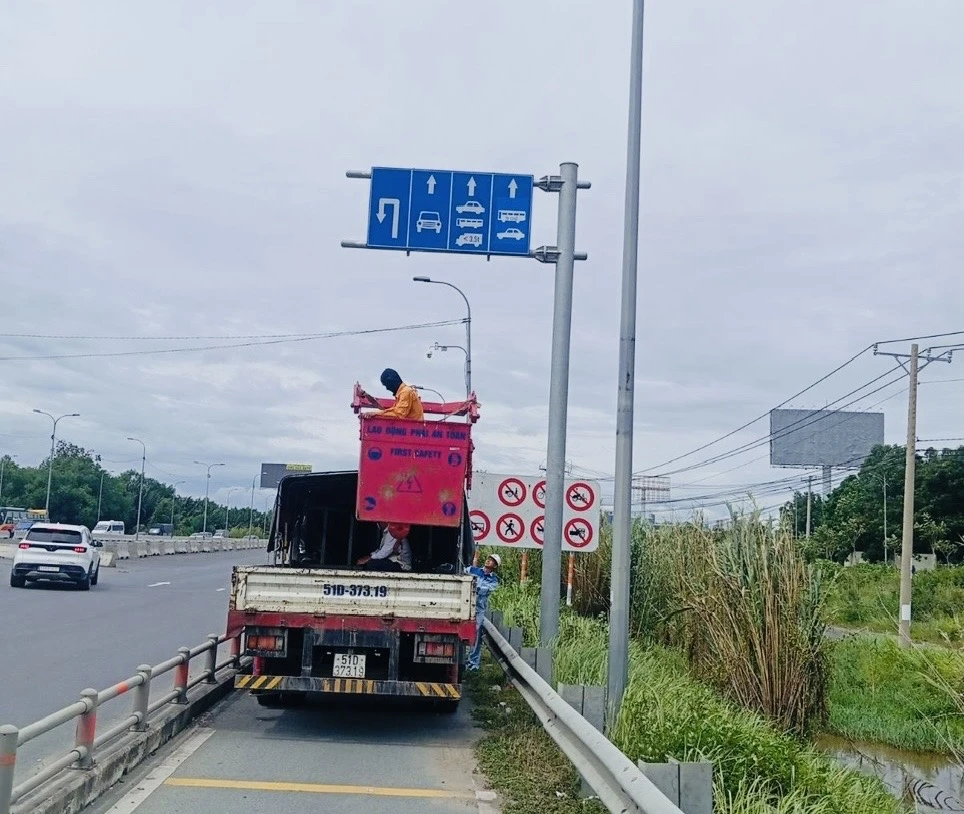 ô tô có thêm một làn di chuyển trên đường nối cao tốc TP.HCM - Long Thành - Dầu Giây.