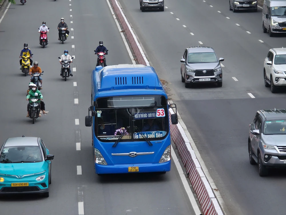 Người dân đi xe buýt miễn phí trên 28 tuyến ở TP.HCM