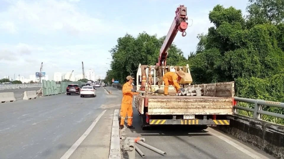 tháo gỡ dải phân cách trên đường nối cao tốc TP.HCM - Long Thành - Dầu Giây, đoạn từ Đỗ Xuân Hợp về nút giao An Phú