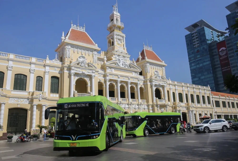 Chủ tịch UBND TP.HCM thống nhất chủ trương bố trí xe đưa rước miễn phí sau hợp nhất