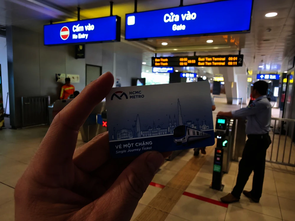 Ngày đầu bán vé tự động metro số 1, hành khách mua còn ít