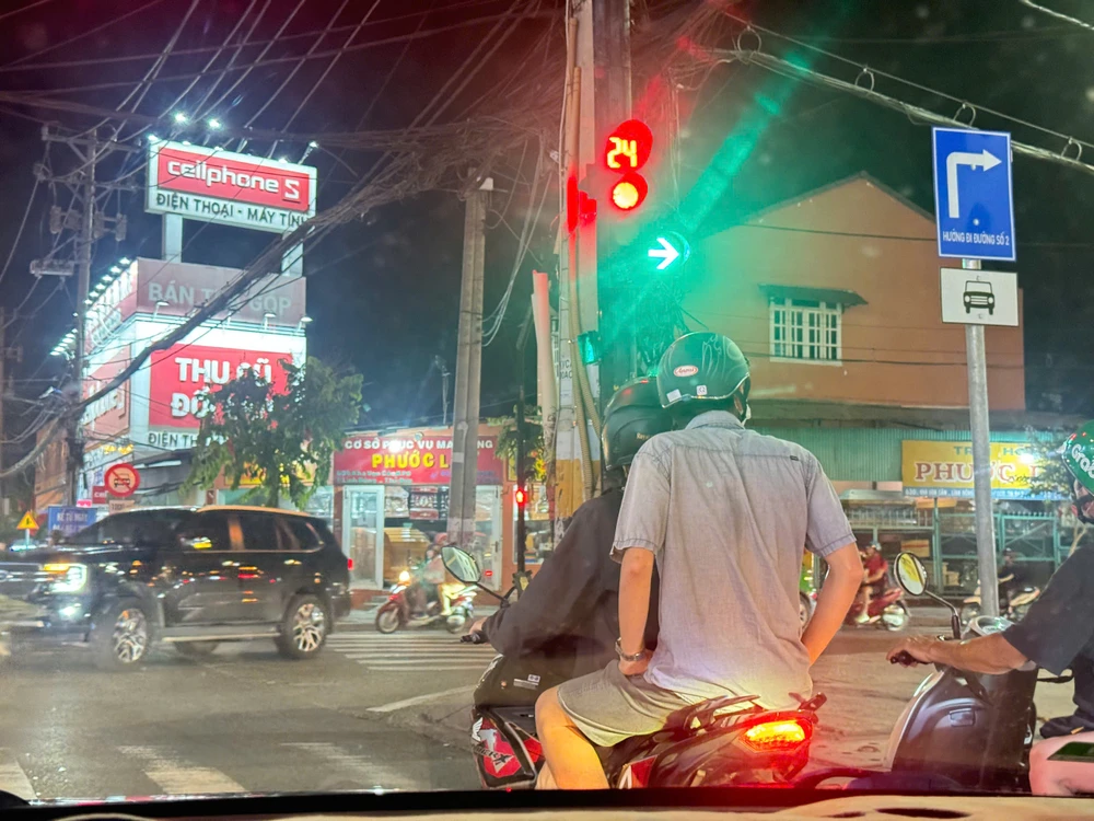 Mũi tên màu xanh cho phép rẽ phải, ô tô có được đi không?