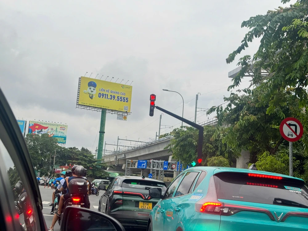 Mũi tên màu xanh cho phép rẽ phải, ô tô có được đi không?