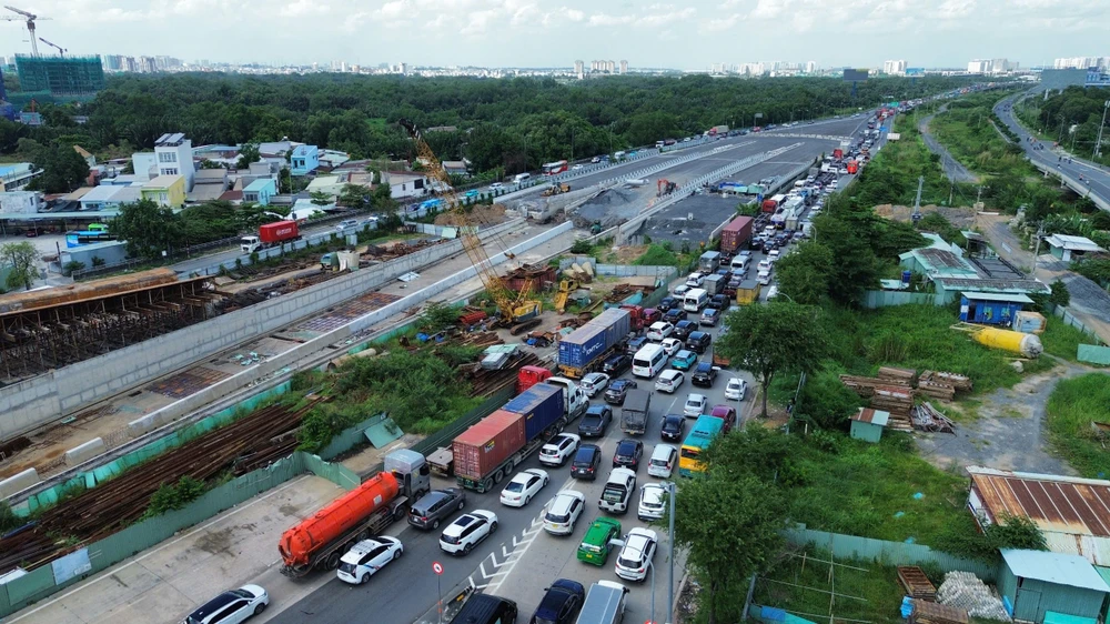 Đang kẹt xe trên cao tốc TP.HCM - Long Thành - Dầu Giây ở cả hai chiều