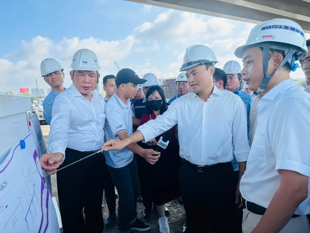 Phó Chủ tịch UBND TP.HCM Bùi Xuân Cường đã đi kiểm tra gói thầu XL1, dự án Vành đai 3 - gói thầu kết nối với cầu Nhơn Trạch.