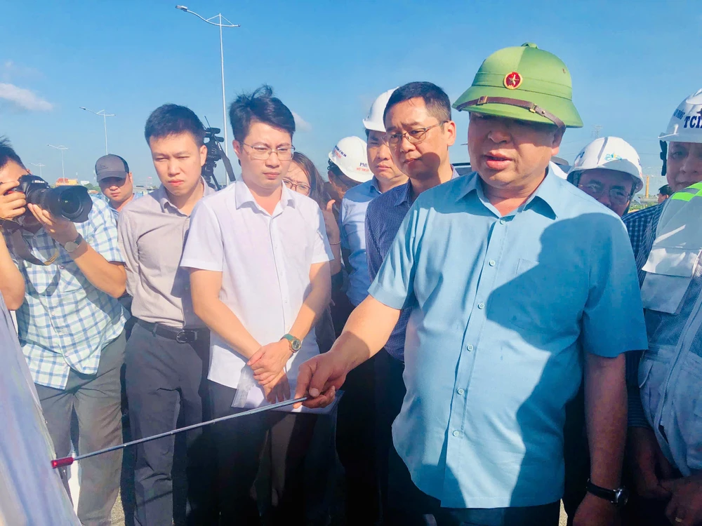 Bộ trưởng Bộ Xây dựng Trần Hồng Minh cùng đoàn công tác kiểm tra tiến dự án đường Vành đai 3 TP.HCM