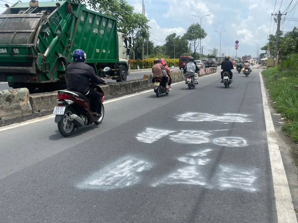 Người dân tự ý viết cảnh báo có bắn tốc độ dưới lòng đường..jpg