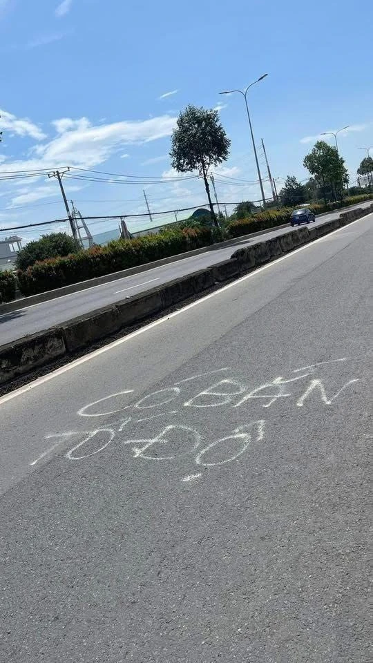 Người dân tự ý viết cảnh báo có bắn tốc độ dưới lòng đường.