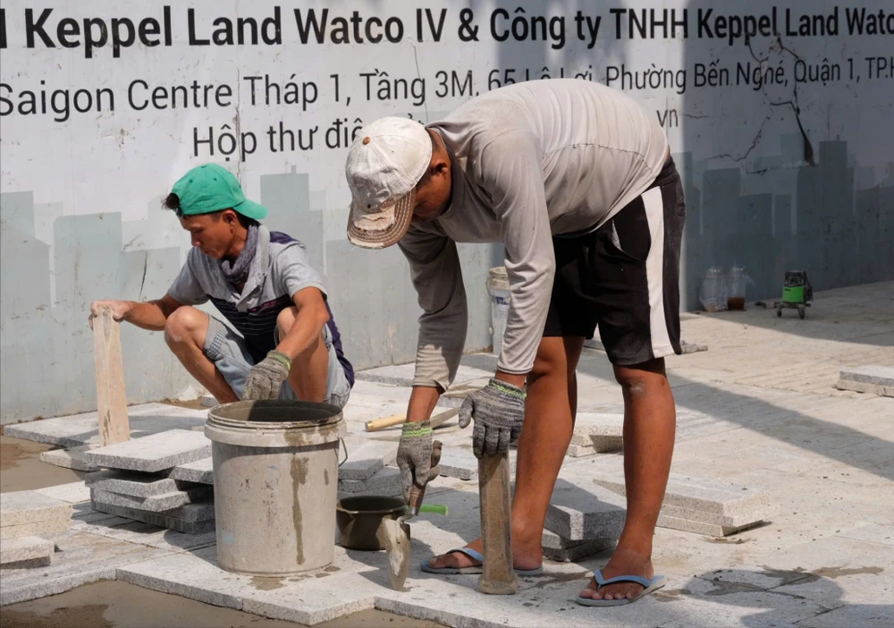 Chỉnh trang vỉa hè gây ảnh hưởng đến hệ thống báo hiệu giao thông đường bộ