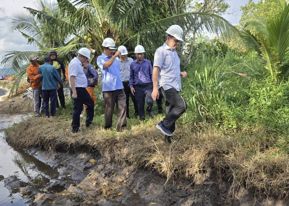 Tổng giám đốc EVNSPC Nguyễn Phước Đức (đi đầu) kiểm tra công tác thi công và động viên người lao động làm việc xuyên lễ tại Công trình Đường dây 110kV Tân Thành - Trạm 220kV Hàm Tân 2, tỉnh Lâm Đồng.