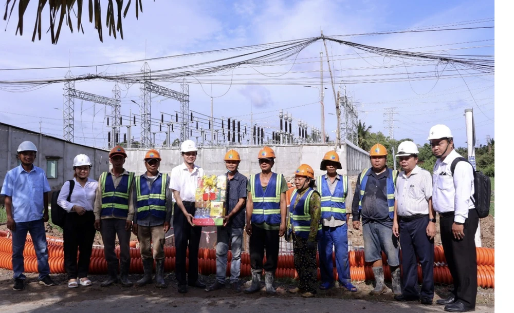 Thành viên HĐTV EVNSPC Lê Xuân Hải (thứ 5 từ trái qua) đến thăm hỏi, kiểm tra ĐD trạm biến áp 110kV Phú Thuận, 110kV Ba Tri - Bình Thạnh, tỉnh Vĩnh Long (Ảnh: PCVL).