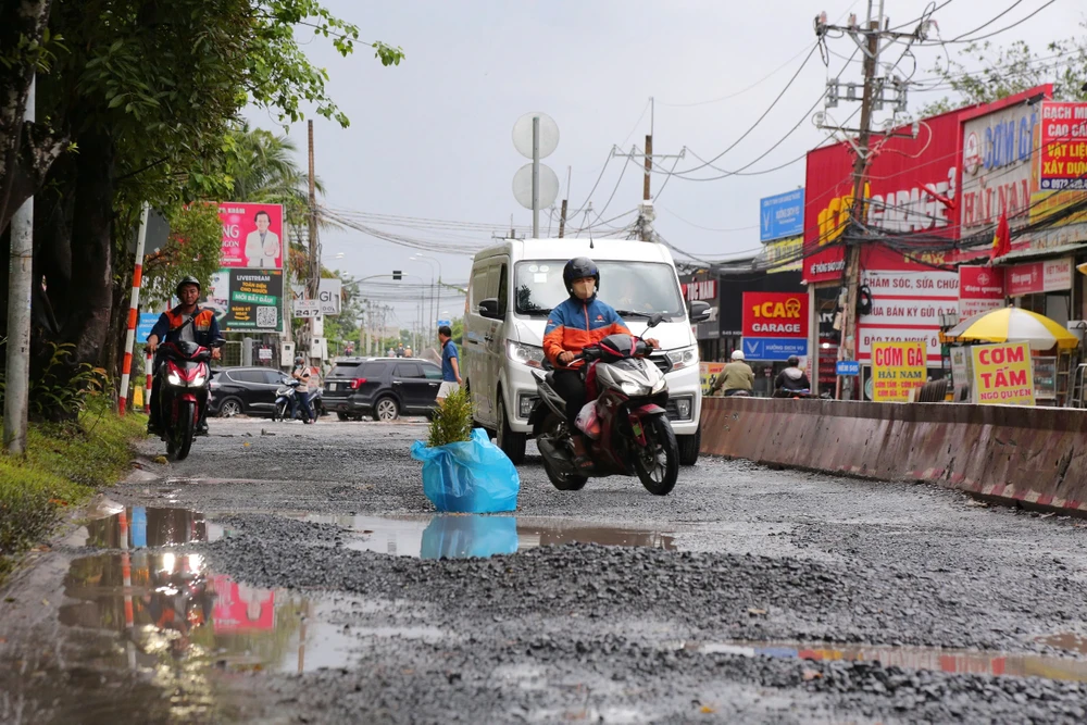Hiện nay đường Nguyễn Xiển, phường Long Bình đang xuống cấp nghiêm trọng