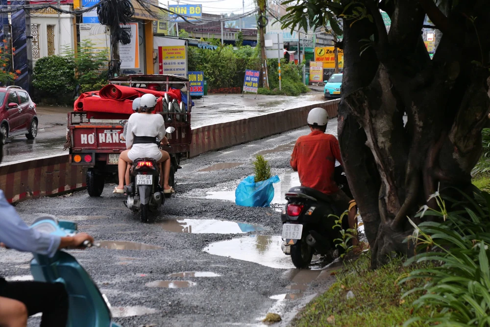 Đường Nguyễn Xiển xuống cấp
