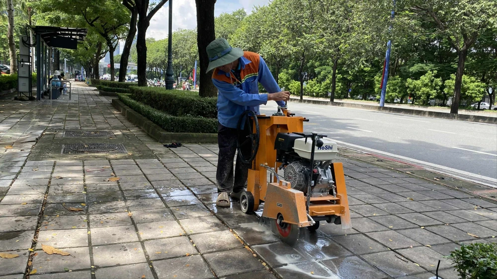 Công nhân đã có mặt tại dự án đường dành riêng cho xe đạp.