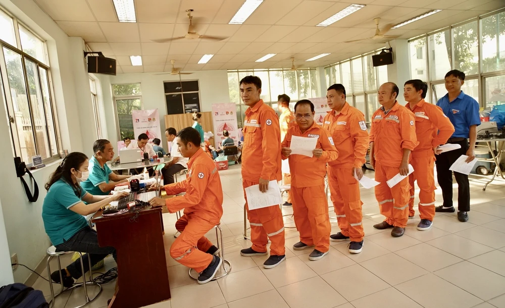 Điện lực Bình Dương hiến máu