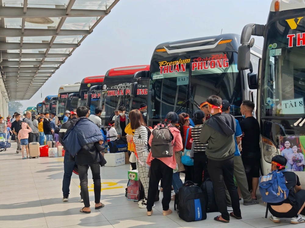 Các bến xe ở TP.HCM đồng loạt rà soát bán vé Tết